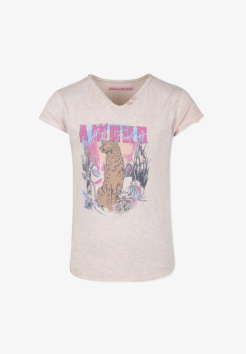 Beige katoenen T-shirt met een springende leopardafbeelding met bloemaccenten en de tekst "AMOUR" in roze en blauw, ronde halslijn, korte mouwen.
