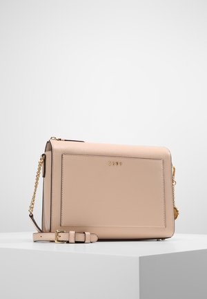 Perzikfarben leren crossbodytas met een gouden kettingriem, gladde textuur, minimalistisch design en een geperst logo aan de voorkant.