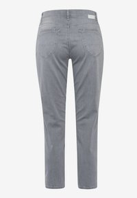 Jean gris clair coupe droite avec poches arrière et petite étiquette blanche de la marque sur la ceinture.