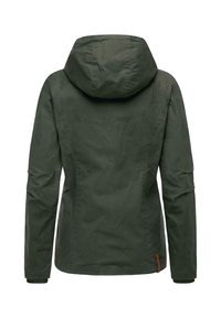 Veste à capuche vert foncé avec manches longues, taille cintrée, et une petite étiquette marron près de l'ourlet inférieur à l'arrière.