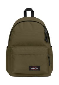 Olivengroene Eastpak-rugzak met een afgeronde vorm, een voorvak met ritssluiting, een geweven logopatch en een stoffen lus aan de bovenkant. Gestructureerd materiaal.