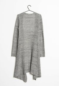 Cardigan largo de punto gris con corte abierto, mangas largas y dobladillo asimétrico; presenta un patrón texturizado y fabricado en una tela suave.