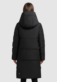 Sort pufjakke med hætte, der har vandrette quiltede sektioner, en let forlænget form og et logo-tag i bunden af sømmen.