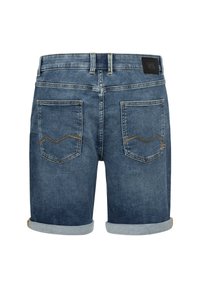 Denimshorts in donkerblauw met opgerolde mouwen, met twee achterzakken met gele stiksels en een zwart merketiket op de tailleband.