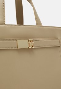 Tommy Hilfiger HERITAGE WORKBAG - Käekott - beige