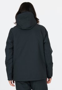 Svart vattentät jacka med huva, som har en slät yta och en standard passform. Designen inkluderar sömdetaljer och en något längre baksida.