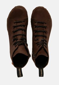 Par de botas de cuero marrón con cordones hasta el tobillo, con cordones negros, cremalleras laterales y lengüetas con la etiqueta "El Naturalista."