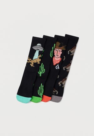 Vier Paare schwarze Socken mit bunten Mustern: ein UFO und eine Eidechse, Cowboy, Kakteen und Skorpione. Rippstrickstruktur mit verschiedenfarbigen Zehen.