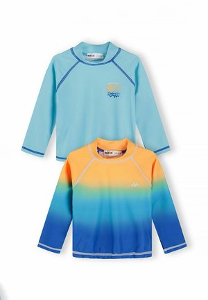Dwie dziecięce koszulki do pływania z długim rękawem, jedna w jednolitym jasnoniebieskim kolorze z drobnym nadrukiem, druga z gradientem od pomarańczowego do niebieskiego z małym logo na piersi.