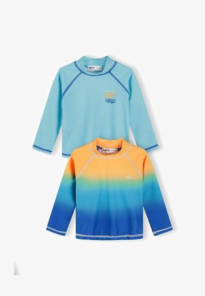 Dwie dziecięce koszulki do pływania z długim rękawem, jedna w jednolitym jasnoniebieskim kolorze z drobnym nadrukiem, druga z gradientem od pomarańczowego do niebieskiego z małym logo na piersi.
