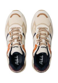 Scarpe da ginnastica beige realizzate in materiali mesh e sintetici. Lacci marrone chiaro, con accenti arancioni e blu scuro. Suola in gomma.