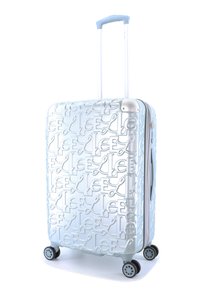 Valise rigide de couleur bleu clair, embossée d'un motif de logo répété, dotée d'une poignée télescopique et de quatre roues noires pour la mobilité.