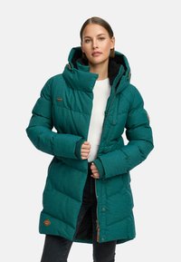 Turkusowa kurtka puchowa z wysokim kołnierzem, kapturem wyłożonym futrem i teksturowanym materiałem. Posiada zamek błyskawiczny z przodu oraz zatrzaski, z akcentami logo.