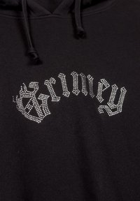 Sudadera negra con un logo de texto curvado decorado con strass plateados en la parte delantera, con capucha ajustable con cordones.