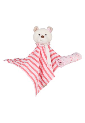 Morbidone beige morbido con fiocco rosa e coperta a righe rosa e bianca, accanto a una coperta rosa arrotolata con motivi a cuore.