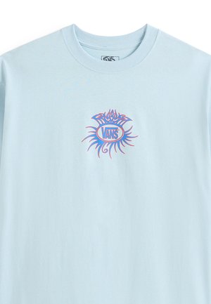 Helles blaues Baumwoll-T-Shirt mit einem grafischen Logo in Pink und Blau, das sonnenscheinähnliche Akzente aufweist und zentriert auf der Brust platziert ist. Rundhalsschnitt.