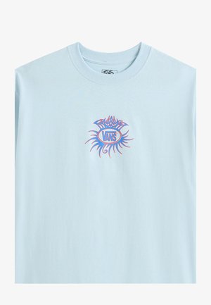 Lichtblauw katoen T-shirt met een grafisch logo in roze en blauw met zonachtige accenten, gecentreerd op de borst. Ronde halsontwerp.