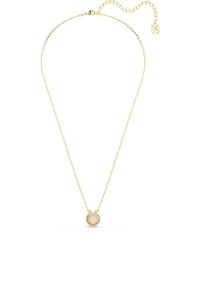 Collar de cadena de oro con un colgante redondo que presenta una piedra central facetada. Longitud ajustable con una pequeña etiqueta de marca cerca del cierre.