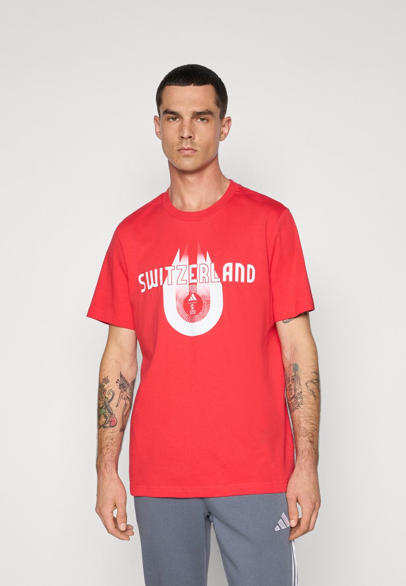Rød bomulds t-shirt med teksten "SWITZERLAND" og grafisk design. Crew neck stil med korte ærmer og en løs pasform.