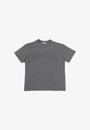 T-shirt in cotone grigio con maniche corte. Presenta la scritta in rilievo "DOLCE&GABBANA MILANO" sulla parte anteriore. Collo girocollo semplice.