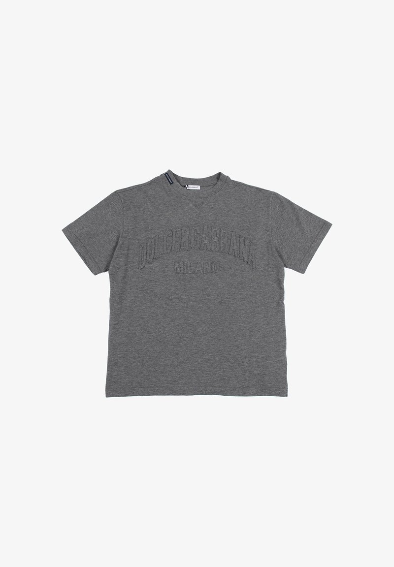 T-shirt in cotone grigio con maniche corte. Presenta la scritta in rilievo "DOLCE&GABBANA MILANO" sulla parte anteriore. Collo girocollo semplice.