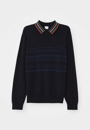 Pull en polo tricoté navy avec col rayé multicolore, patte à trois boutons et rayures horizontales bleu foncé sur la poitrine.