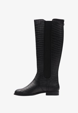 Vysoké černé boty s krokodýlí texturou, elastickými bočními panely a nízkým podpatkem. Hladký povrch na špičce a embosované vzory po celém povrchu.