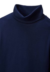 Pull col roulé bleu marine en tissu de coton doux. Présente un col haut roulé et une texture lisse sans motifs ni accents visibles.