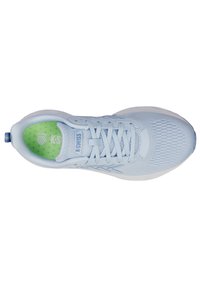 Scarpa sportiva azzurro chiaro con una tomaia testurizzata, cuciture rinforzate e un soletta imbottita verde. Caratterizzata da lacci piatti e un design a profilo basso.