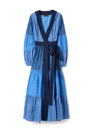 Vestido largo azul con rayas horizontales y verticales variables, escote en V profundo, mangas largas, cinturón azul marino en la cintura y falda en volantes.