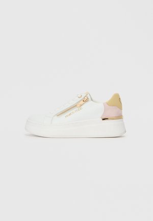 Białe sneakersy z gładką skórzaną cholewką, złotym zamkiem błyskawicznym i jasnoróżowym akcentem na pięcie. Posiadają grubą, białą platformę.