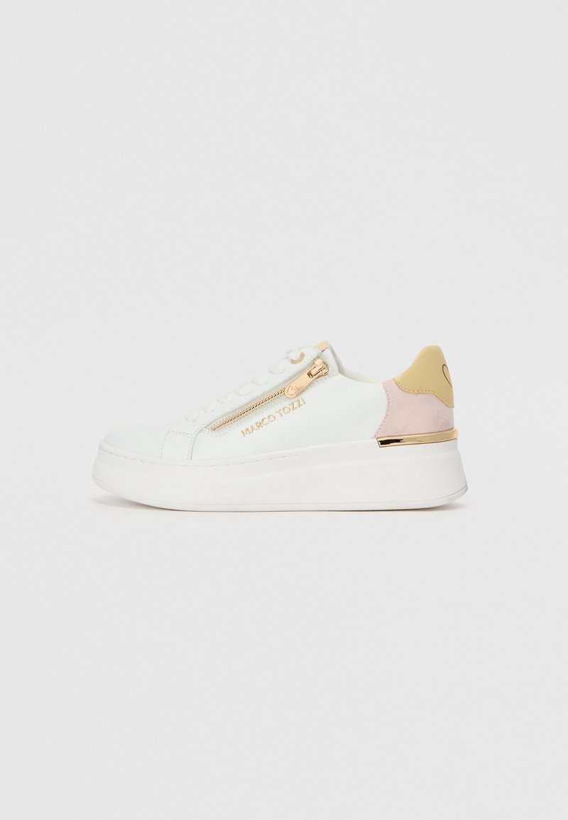 Λευκό αθλητικό παπούτσι με λείες δερμάτινες επικαλύψεις, χρυσό φερμουάρ και ανοιχτό ροζ λεπτομέρεια στη φτέρνα. Περιλαμβάνει μια παχιά, λευκή σόλα πλατφόρμα.