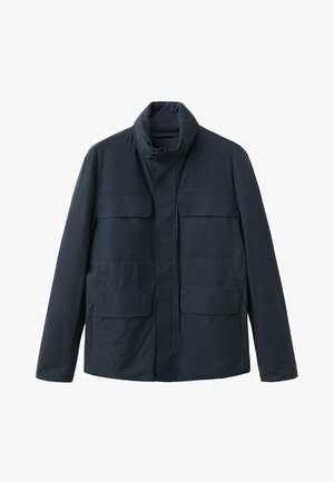Veste pour homme bleu marine foncé avec col montant, fermeture éclair frontale, et quatre poches à rabat, présentée sur un fond blanc.