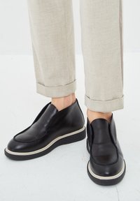 Cesare Gaspari Botines bajos - black