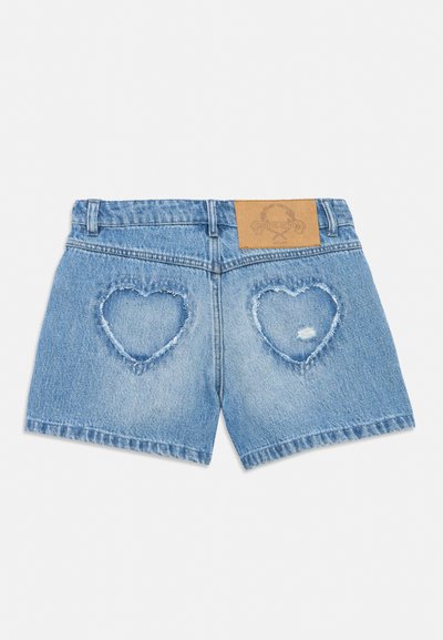 Pantaloni scurți din denim cu decupaje în formă de inimă cu margini desfăcute pe buzunarele din spate și o etichetă de piele maro cu brand pe talie.
