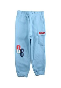 Pantalon de survêtement bleu clair avec taille élastique, poche latérale et patchs décoratifs comportant le numéro "08" et des accents de logo. Matière en coton doux.