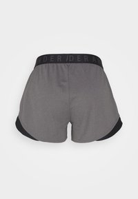 Harmaat urheilushortsit, joissa on musta vyötärönauha ja hillitty "Under Armour" -brändäys, sekä mustat reunukset sivuilla ja helmassa.