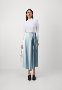 HUGO ROTI - Falda cruzada - light blue