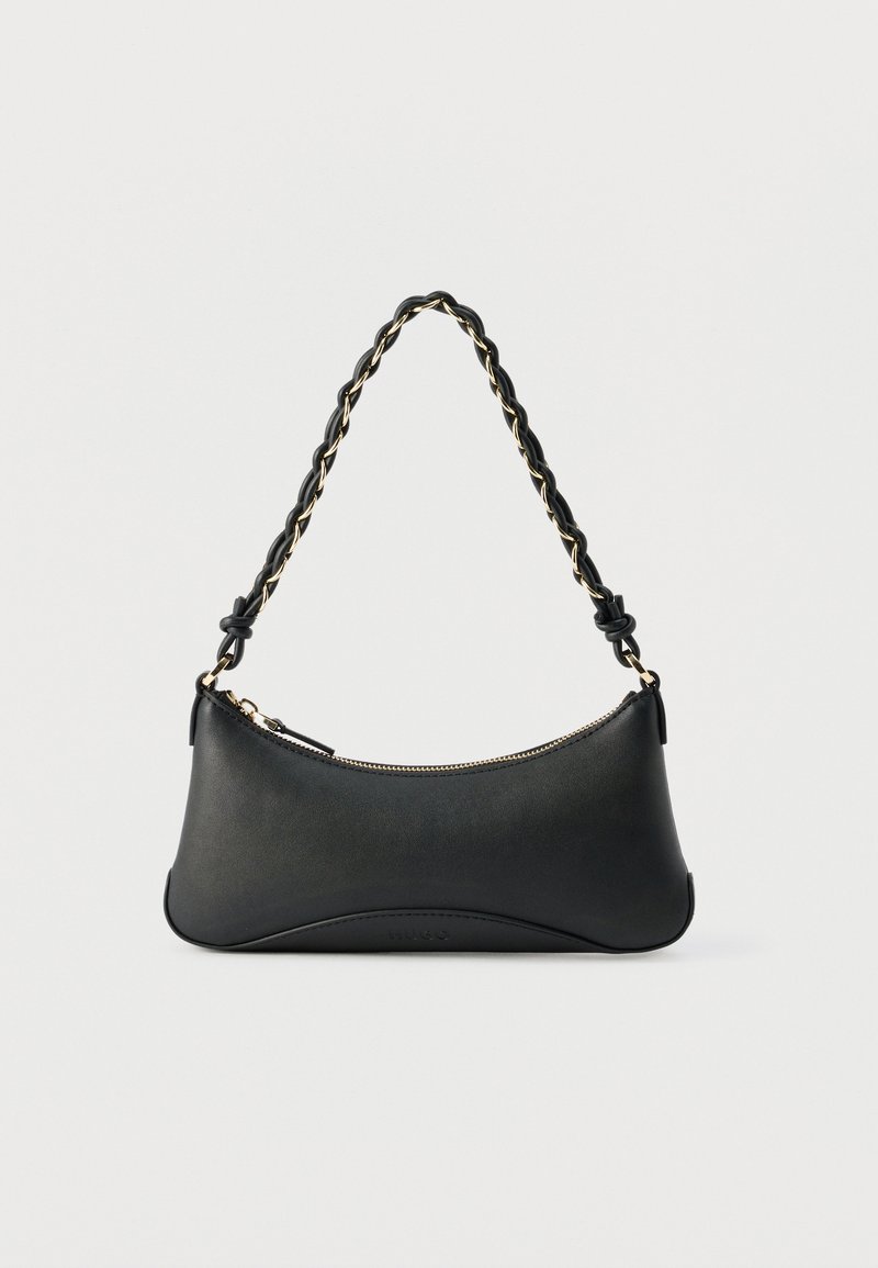 Μαύρη δερμάτινη τσάντα ώμου με καμπυλωτό ορθογώνιο σχήμα, χρυσή αλυσίδα υφαντή σε πλεκτό μαύρο λουράκι και επάνω φερμουάρ κλεισίματος.