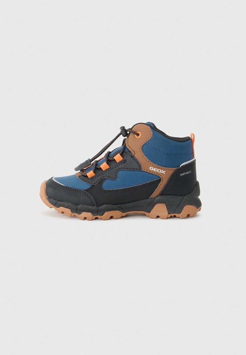 Botte de randonnée enfant bleue, noire et marron avec des accents orange, système de laçage rapide et semelle robuste pour usage extérieur.