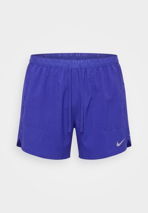 Μωβ ανδρικό σορτς για τρέξιμο Nike με κορδόνι στη μέση μπροστά και ανακλαστικό λογότυπο Swoosh στο αριστερό πόδι.