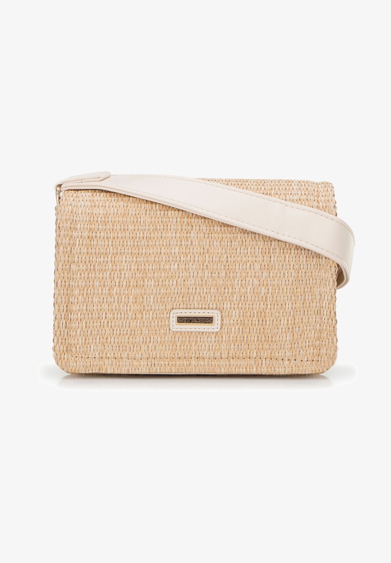 Woven straw clutch o prostokątnym kształcie, kremowym skórzanym paskiem na ramię i metalowym akcentem z logo z przodu.