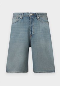 Lyseblå denimshorts med en løs pasform, fem lommer og en traditionel knaplukning, med slidte pletter for et brugt udseende.
