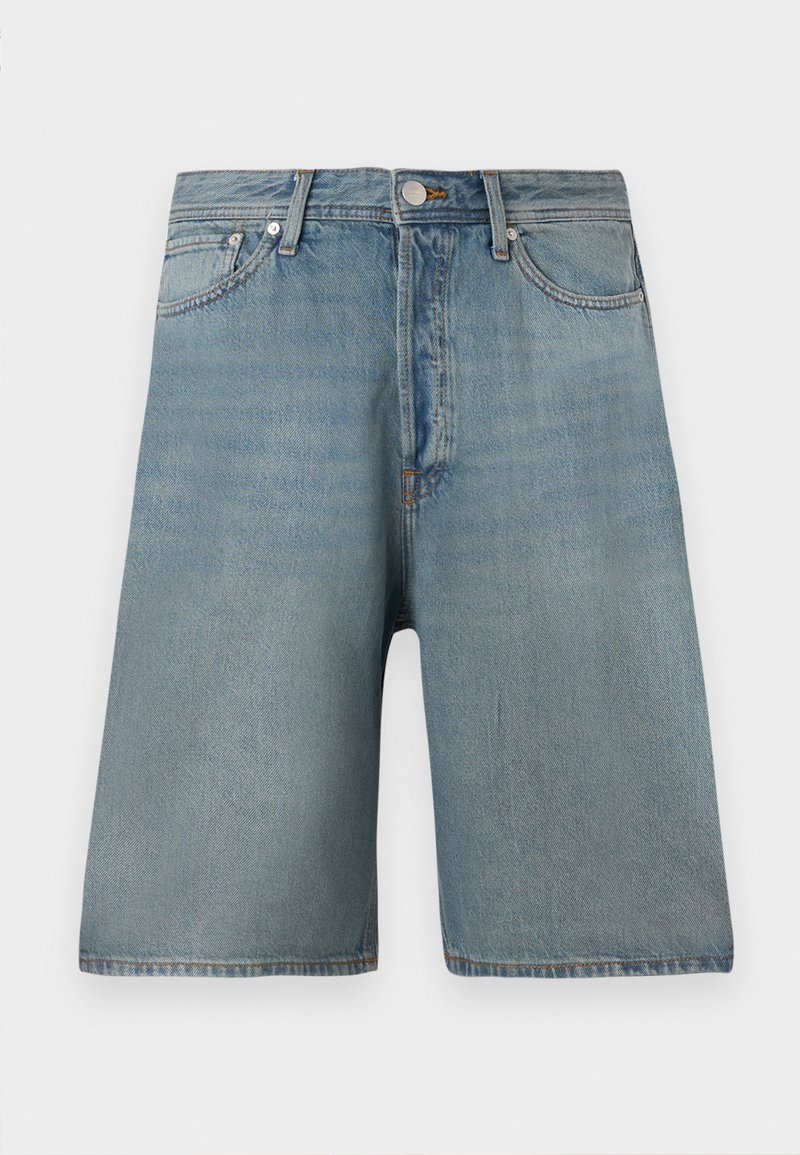 Lyseblå denimshorts med en løs pasform, fem lommer og en traditionel knaplukning, med slidte pletter for et brugt udseende.