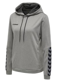 Grå huva sweatshirt med texturerad tyg, som har svarta dragsnören och chevronmönstrade detaljer på ärmarna. Varumärkeslogotypen visas.