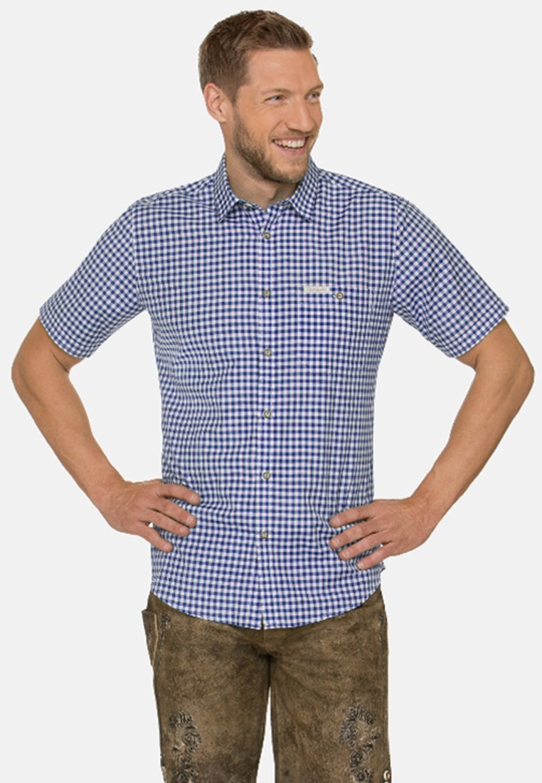 Kurzärmliges, blau-weiß kariertes Hemd mit Button-Down-Kragen und Brusttasche. Getragen mit braunen gemusterten Shorts.