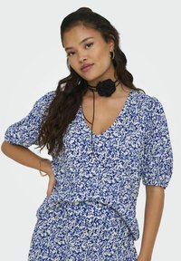 JDY BRAVO PLISSE - Camiseta estampada - eggnog