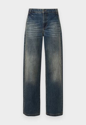 Jeans de ganga de perna larga em um tom de azul desbotado. Material pesado com costuras contrastantes e uma etiqueta de logo na cintura.