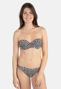 Ensemble bikini à imprimé léopard ; haut bandeau avec bonnets moulés, bas taille basse assorti, tissu extensible, principalement crème avec des taches noires et marron.