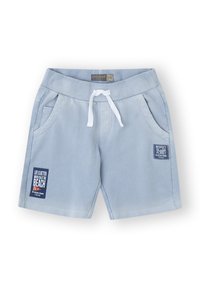 Pantalones cortos azul claro con una cinturilla elástica, cordón y dos bolsillos laterales. Presenta parches de tela con texto en la parte delantera.